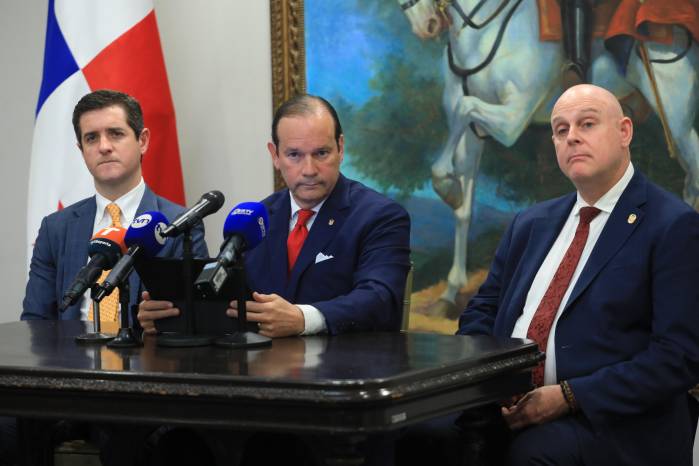 El canciller de la República Javier Martínez-Acha, acompañado de los viceministros de Exteriores Carlos Hoyos y Carlos Guevara Mann.