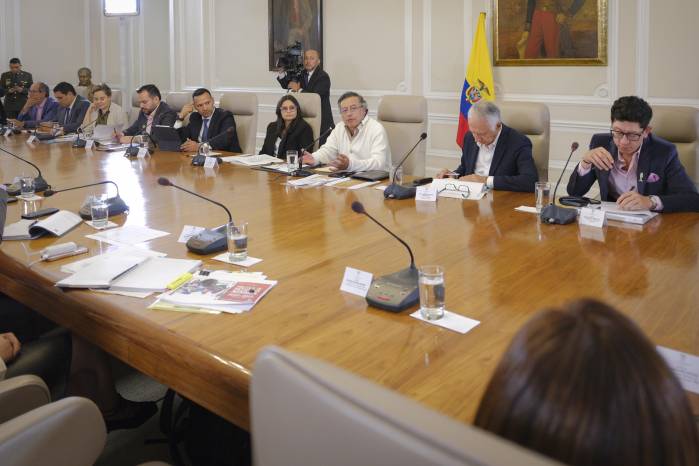 Fotografía cedida por la Presidencia de Colombia que muestra al mandatario colombiano, Gustavo Petro (c), hablando durante una reunión con su gabinete de seguridad.