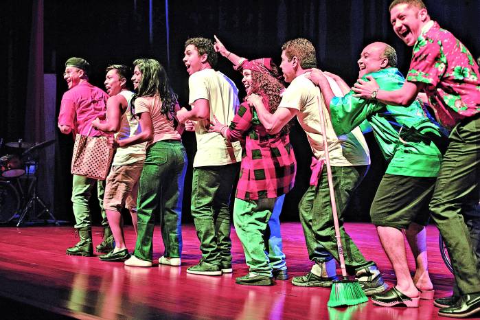 La puesta en escena mezcla elementos como una estética minimalista y una banda sonora de la época.