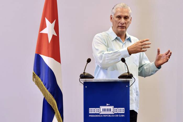 Fotografía cedida por la Presidencia de Cuba que muestra al presidente de Cuba, Miguel Díaz-Canel, hablando durante una rueda de prensa en La Habana.