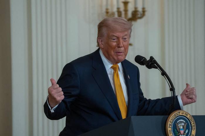 Este fallo, decidido por una votación de dos a uno, representa un obstáculo legal directo para la medida que Trump implementó en febrero.