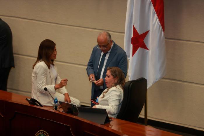 La presidenta de la Asamblea Nacional, Shirley Castañedas, defendió las cifras de la planilla legislativa y pidió presentar la información sobre el personal con precisión y responsabilidad.