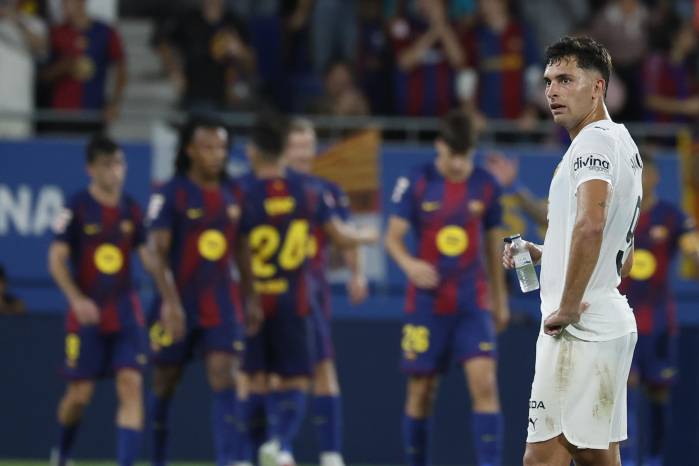 El defensa del Valencia César Tárrega, tras el quinto gol del Barcelona, durante el partido de la jornada 4 de LaLiga EA Sports, que disputaron Barcelona y Valencia en el estadi Johan Cruyff en Barcelona