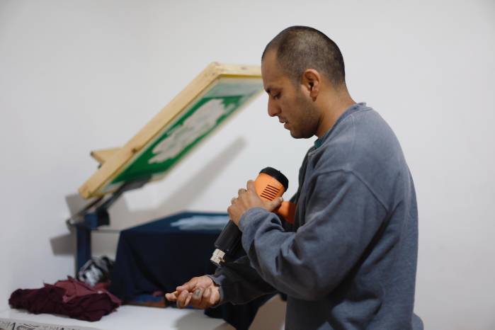 El serigrafista Ismael Corona, trabaja en un taller textil.