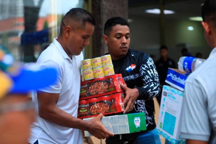 Panameños acuden a los centros de acopio para donar insumos destinados a las familias afectadas por los terremotos en Venezuela.