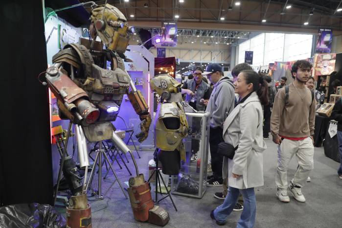 Personas recorren el Salón del Ocio y la Fantasía.
