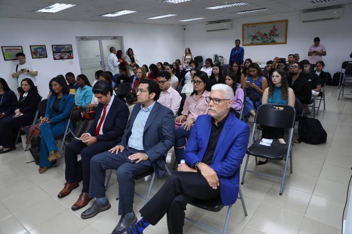 Representantes de la empresa privada durante el foro.