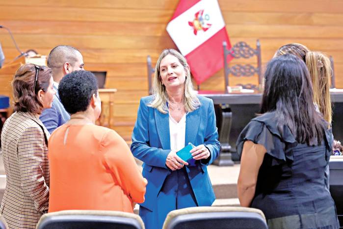 Los congresistas, momentos antes de la sesión extraordinaria.