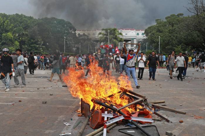 Manifestantes prendieron fuego al interior de Singha Durbar, el principal edificio administrativo del gobierno de Nepal, en Katmandú, el 9 de septiembre de 2025, un día después de la represión policial contra las manifestaciones por la prohibición de las redes sociales y la corrupción gubernamental.