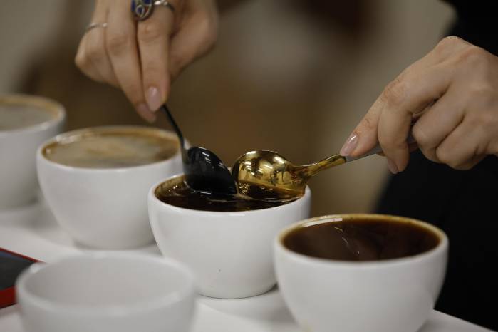 Una persona participa en una cata de café el 17 de julio de 2025, en el pequeño pueblo de Boquete (Panamá).