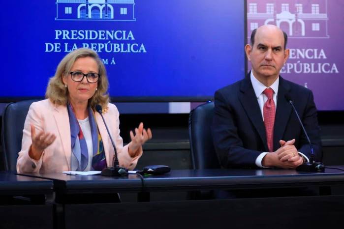 La presidenta del Banco Europeo de Inversiones, Nadia Calviño, y el ministro de Economía y Finanzas de Panamá, Felipe Chapman, durante la conferencia de prensa.