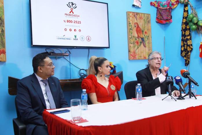 En la conferencia acompañaron al médico y director de Probidsida, Orlando Quintero (d), Ana Isabel Carrizo, reina de Calle Arriba de Las Tablas (c) y Dino Mon, director general de la CSS (i). La campaña 2026 se denomina: “Carnavalea pero recuerda: la protección es tu decisión”.