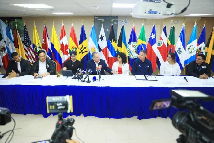 Las diferentes autoridades realizan conferencia de prensa este lunes para anunciar nueva campaña de recolección de arbolitos.