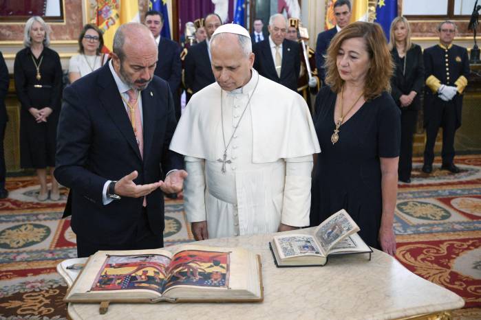 El papa León XIV con el presidente del Senado español Pedro Rollán y la presidenta del Congreso, Francina Armengol.