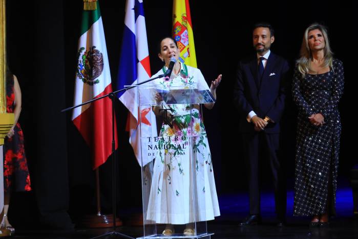 La ministra de Cultura Maruja Herrera ,y los embajadores de España Guzmán Palacios, y de México Claudia Pavlovich, respectivamente.