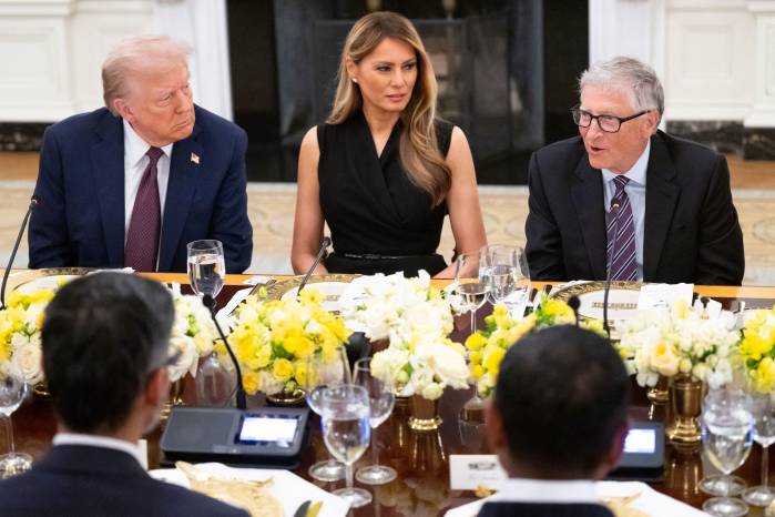 El presidente de Estados Unidos, Donald Trump, y la primera dama, Melania Trump, recibieron a líderes tecnológicos, incluido el fundador de Microsoft, Bill Gates (d), para una cena en el Comedor de Estado de la Casa Blanca en Washington, D. C.