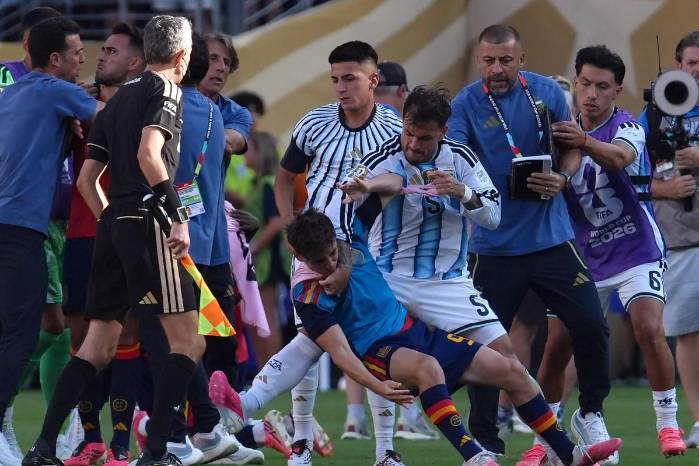 Leandro Paredes (c) de Argentina empuja a Gavi (c-abajo) de España al finalizar el partido de la final del Mundial de la FIFA 2026 entre España y Argentina en el estadio MetLife en Nueva Jersey