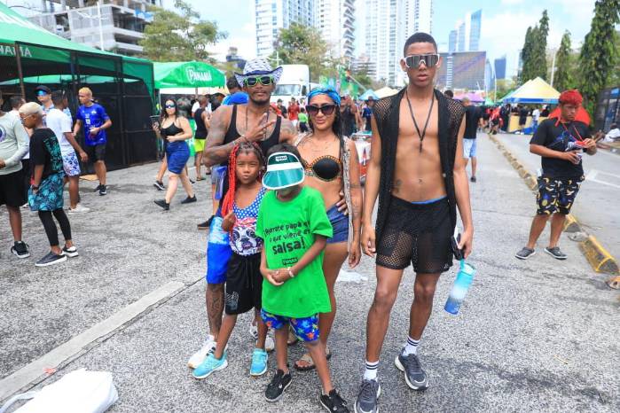 Lentes, sombreros, pañuelos son también los accesorios utilizados.