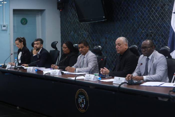 La Comisión de Gobierno aprobó por unanimidad el llamado proyecto de ley ‘antibotellas’.