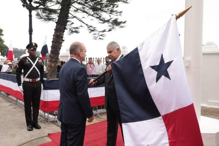 El presidente José Raúl Mulino entregando la bandera a Rodolfo Moreno, productor y empresario de la provincia de Herrera.