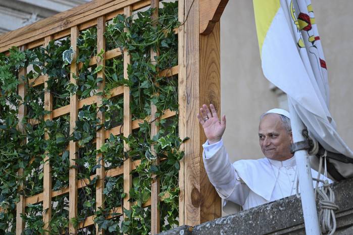El Papa León XIV saluda a los presentes, en uno de sus primeros eventos como jefe de la Iglesia católica.