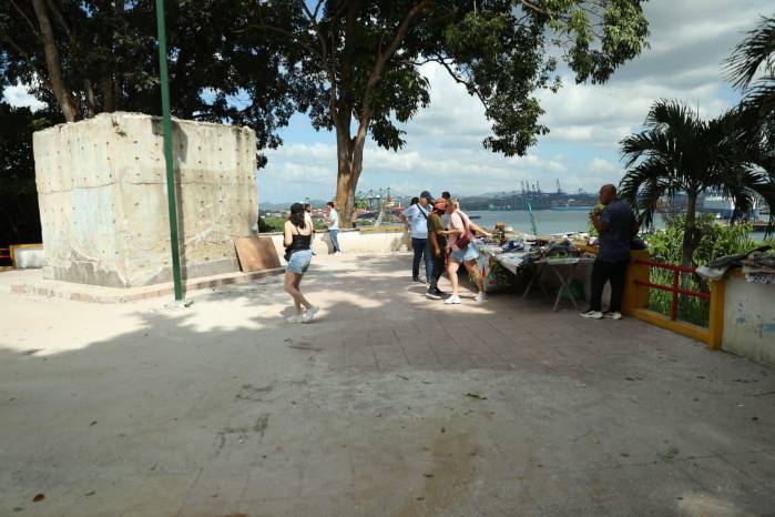 La demolición no fue impedimiento para que los visitantes llegaran al mirador.