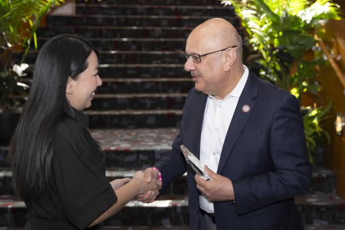 Susana Lau recibe el reconocimiento de manos del presidente de CMU, Farnam