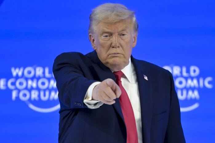 El presidente de EE.UU., Donald Trump, relanzó su amenaza arancelaria contra los países europeos, ante su negativa de apoyarle en la toma de Groenlandia.