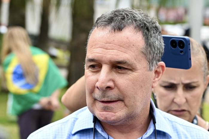 El médico del expresidente brasileño Jair Bolsonaro, Claudio Birolini, habla con periodistas frente al Hospital DF Star en Brasilia tras el alta de Bolsonaro el 17 de septiembre de 2025.