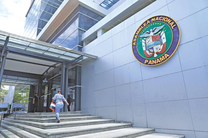 La reunión multipartidaria surge luego de señalamientos de Vamos sobre cambios en el estatus labora.