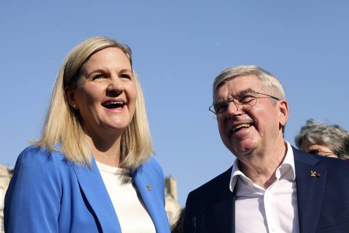 La presidenta del Comité Olímpico Internacional, Kirsty Coventry (izq.) y el ex presidente del COI, Thomas Bach.