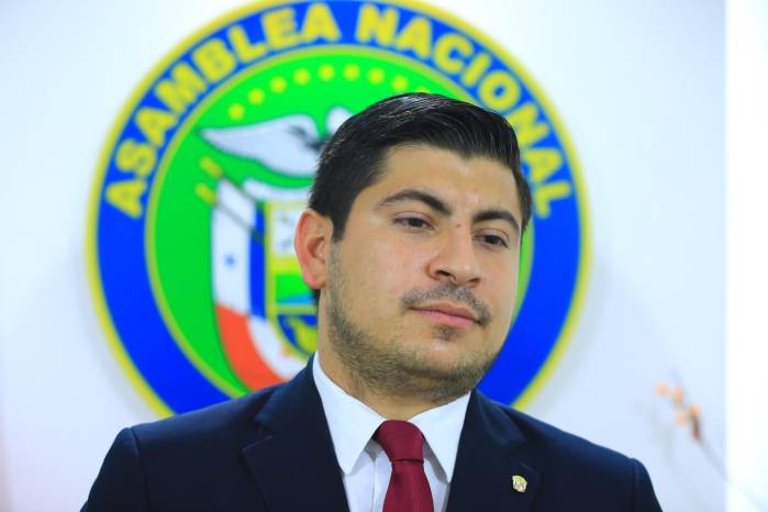 El presidente de la Comisión de Educación, Deporte y Cultura, Jorge Bloise.