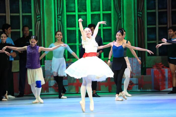 Participan entre 80 y 100 bailarines en el Teatro Nacional.
