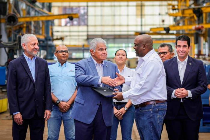 El presidente de la República, José Raúl Mulino, recibe los aportes del Canal correspondientes al año fiscal 2025.