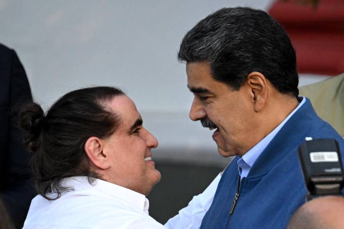 El presidente de Venezuela, Nicolás Maduro (der.), recibe al empresario colombiano Alex Saab en el Palacio Presidencial de Miraflores en Caracas el 20 de diciembre de 2023.