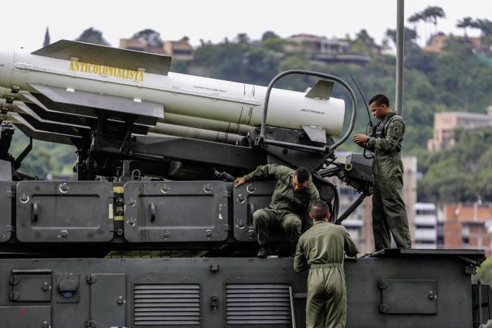 Soldados venezolanos inspeccionan un sistema de misiles Buk M2E con la inscripción “Anticolonialista” durante un ejercicio en Caracas, el 11 de noviembre de 2025.