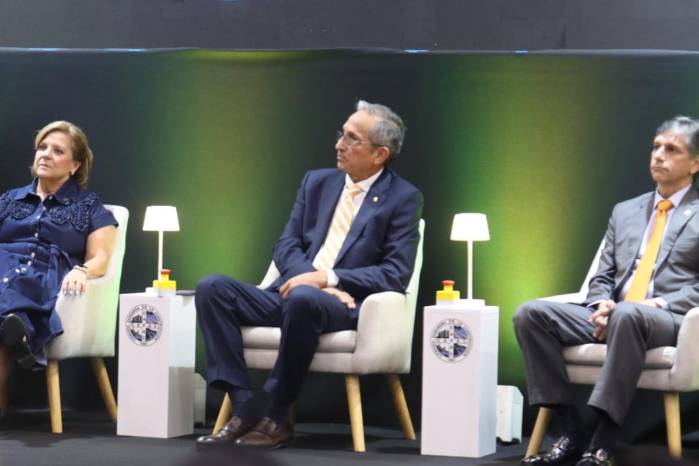 El ministro de vivienda asistió a la inauguración de Expo Capac