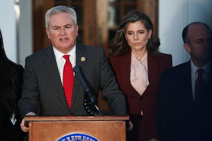 El presidente del comité, el representante James Comer (republicano por Kentucky), habla con los medios tras la declaración a puerta cerrada del expresidente estadounidense Bill Clinton.