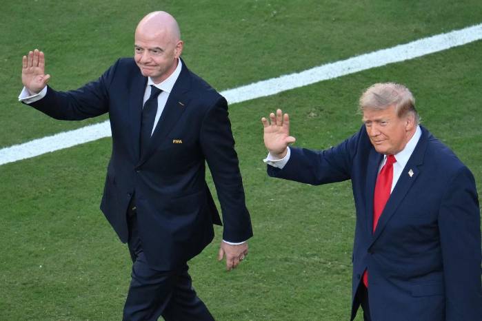 El presidente de la FIFA, Gianni Infantino (i), y el presidente de Estados Unidos, Donald Trump, llegan a la ceremonia de clausura tras la final del Mundial de Fútbol 2026 entre España y Argentina, en el Estadio Nueva York/Nueva Jersey, en East Rutherford, el 19 de julio.