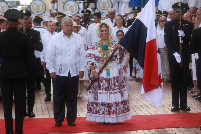 Posterior a la marcha, el presidente Mulino entregó la bandera de Panamá a Maritza Cedeño Vásquez, del Colegio Nacional de Abogados.