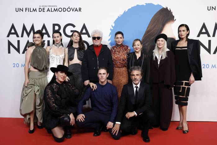 El cineasta Pedro Almodóvar posa con algunos de los actores de su nueva película como Leonardo Sbaraglia y Rossy De Palma, entre otros.