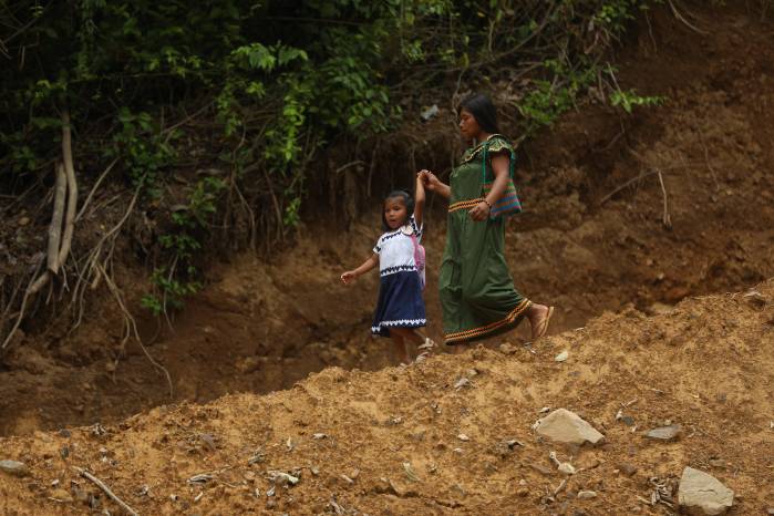 Caminos de tierra donde se transportan materiales de construcción son también utilizados por estudiantes para llegar a sus escuelas.
