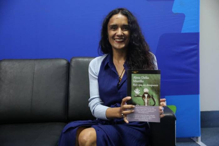 Con una voz marcada por la oralidad y la memoria del barrio, Alma Delia Murillo reflexionó en Panamá sobre feminicidios, desigualdad y el poder de narrar colectivamente.