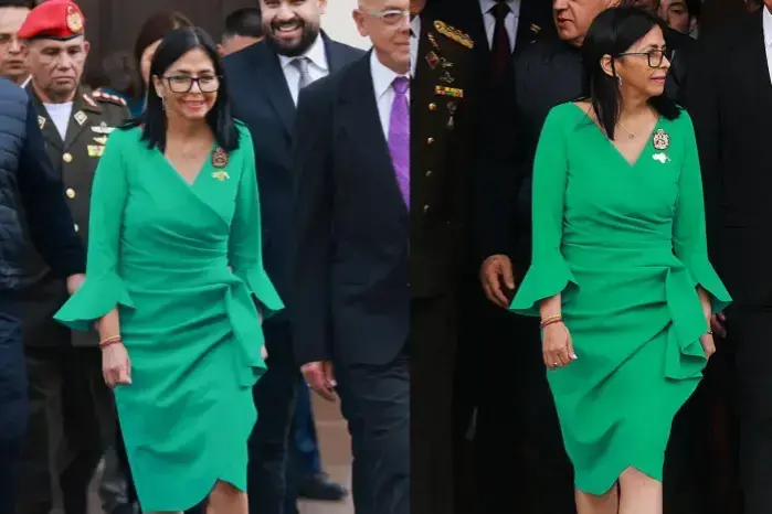 El vestido de Delcy Rodríguez durante su tema de posesión, ha sido objeto de discusión dentro de Washington al considerarla ‘la socialista más capitalista’ que existe.