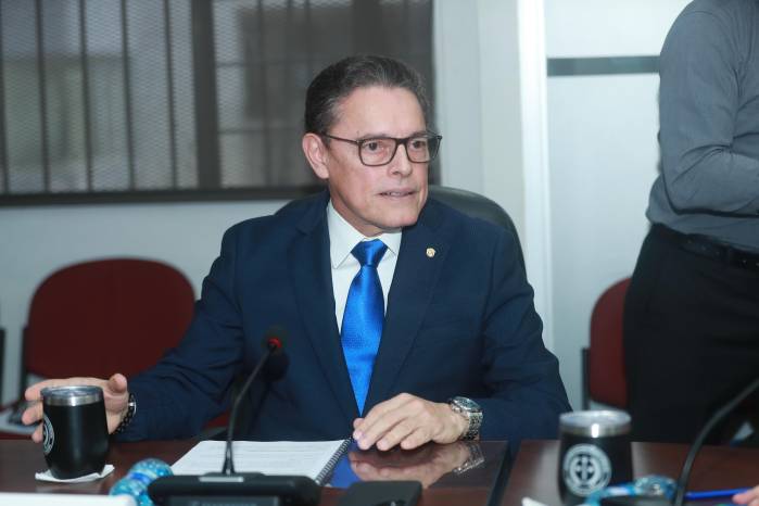 El ministro Frank Alexis Ábrego sustentó el traslado de $6 millones para cubrir el mantenimiento de helicópteros y la capacitación de unidades del Senan.