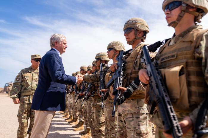 Fotografía cedida por Presidencia de Chile que muestra al mandatario, José Antonio Kast (i), saludando a militares en el punto de Observación Fronteriza en el complejo Chacalluta este lunes, en Arica (Chile). EFE/ Presidencia de Chile