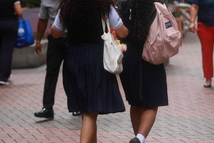 Los embarazos precoz acarrea más violencia psicológica (críticas, exclusión social y escolar), y muchas abandonan los estudios.