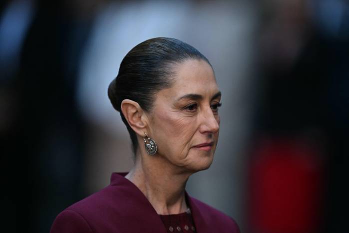 La presidenta mexicana Claudia Sheinbaum defendió públicamente a Miss México, calificando el trato recibido como “inaceptable y vergonzoso”.