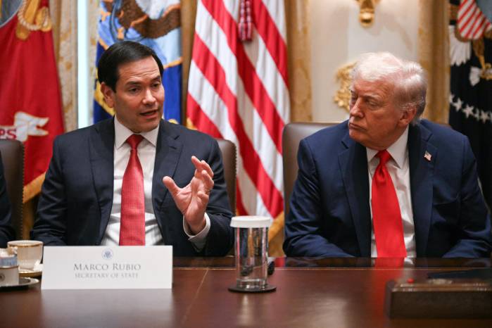Trump junto al secretario de Estado, Marco Rubio, quien ha defendido las operaciones en el Mar Caribe.