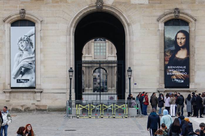 El robo de un conjunto de joyas de un valor patrimonial e histórico incalculable en el Museo del Louvre este domingo por la mañana lo llevó a cabo en apenas siete minutos un comando de tres o cuatro ladrones profesionales, pero que perdieron una parte del botín en su huida.